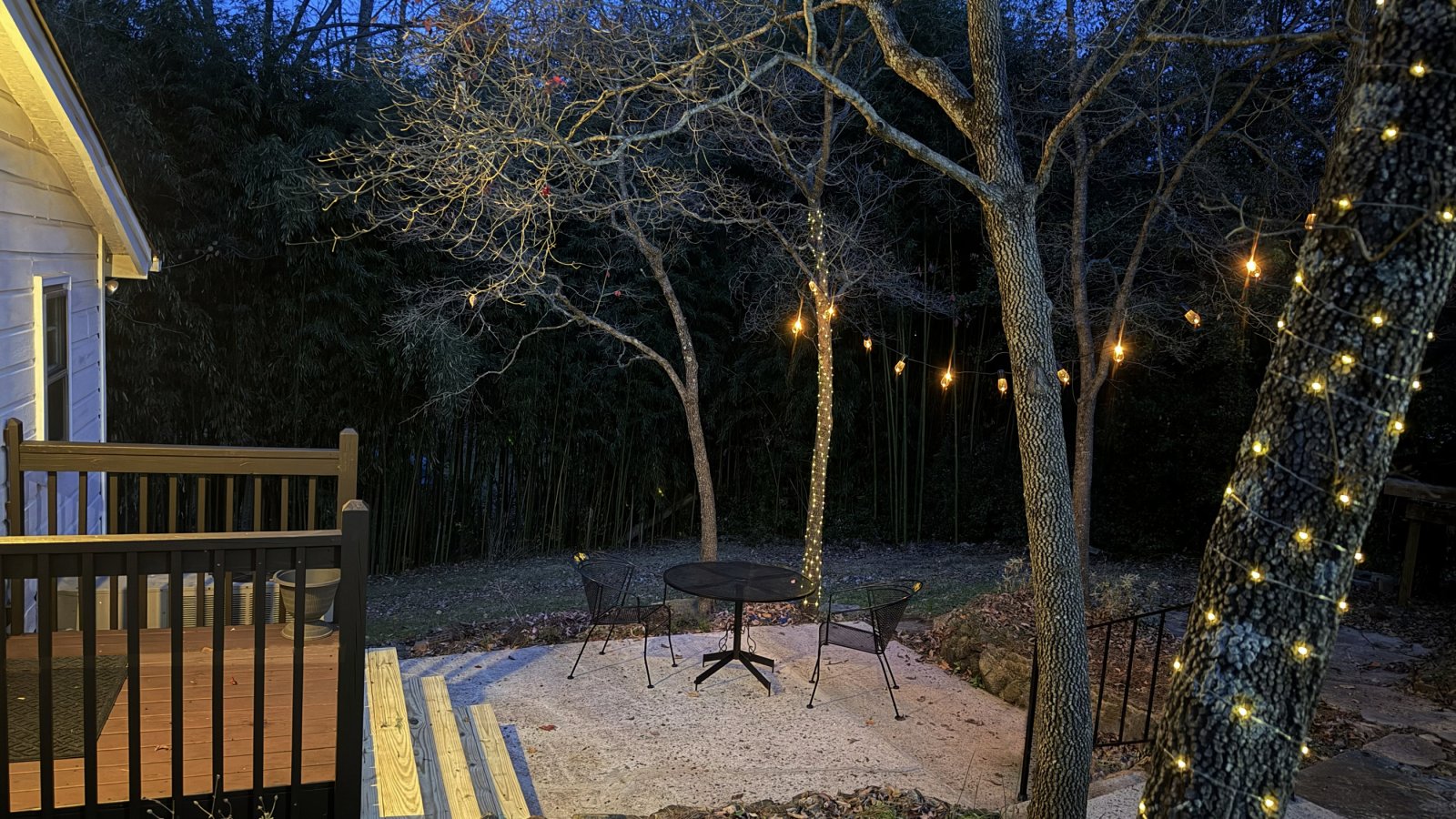 Treetop Mid Century Cottage - peaceful retreat, 1 mile from CaroMont Belmont Hospital, I-85 (Exit 27), and Tailrace Marina at the Catawba River