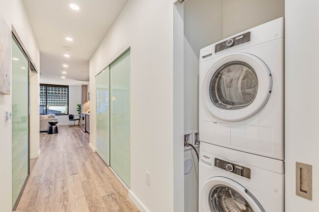 COMFORTABLE 1 BED/ 1 BATH APARTMENT IN DOWNTOWN HONOLULU