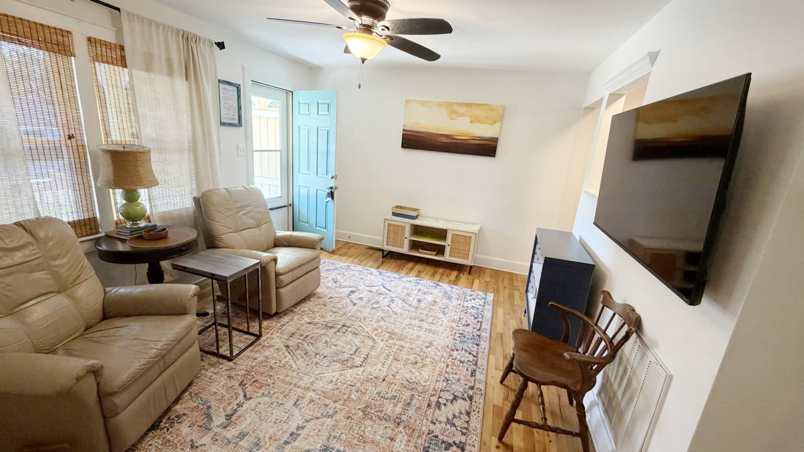 Catawba River Hideout, a cozy river-town cottage 1 mile from CaroMont Belmont Hospital, I-85, and Tailrace Marina at the Catawba River