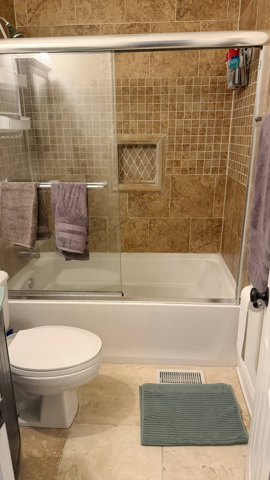 nice tub tiled shower w/glass doors