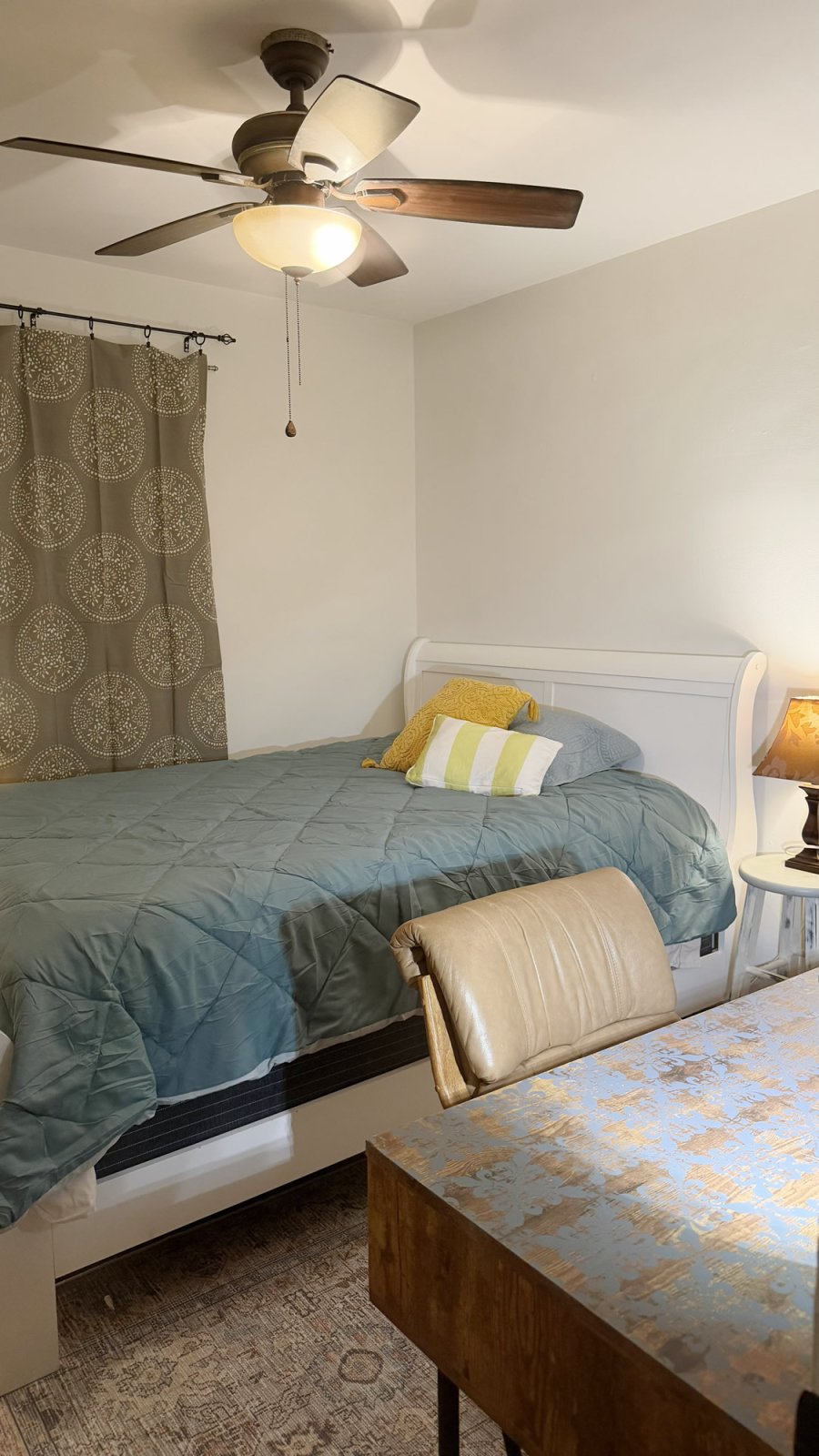 2nd bedroom for guest has a dedicated desk